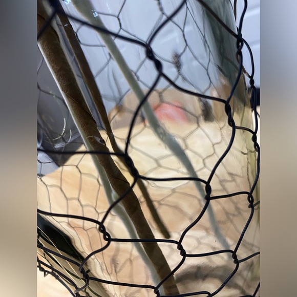 Chicken wire vase with greenery - Picture 7 of 12